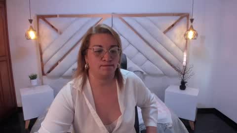 Snapshot of maylinleee chatting on March 4, 3:37 pm Mailyn online show from March 4, 3:37 pm