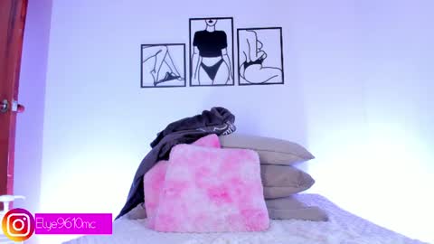 Snapshot of mcdonald_ellie chatting on July 23, 10:40 pm Ellie online show from July 23, 10:40 pm