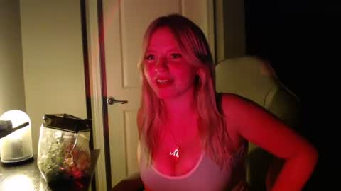 Snapshot of mckenziereese chatting on August 10, 3:43 am mckenziereese online show from August 10, 3:43 am