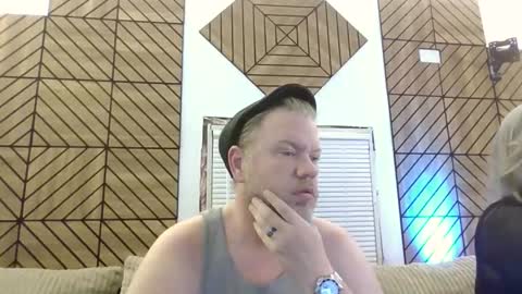 Snapshot of me2283 chatting on May 4, 2:07 am me2283 online show from May 4, 2:07 am
