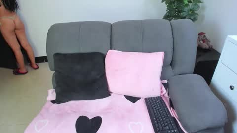 megan_latinn online show from April 11, 5:12 am