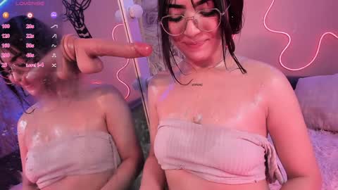 Snapshot of megan_moore__ chatting on December 17, 4:21 pm online show from December 17, 4:21 pm