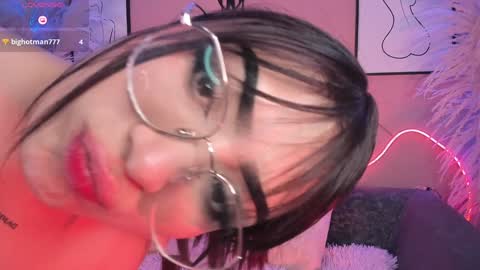 Snapshot of megan_moore__ chatting on December 19, 5:18 pm online show from December 19, 5:18 pm