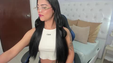 Snapshot of megan_sofiaa_ chatting on February 14, 12:35 pm Megan online show from February 14, 12:35 pm