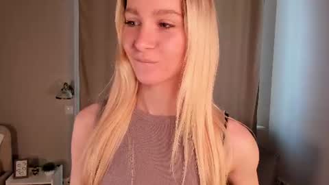 Snapshot of meganhenns chatting on June 28, 1:17 pm Elly online show from June 28, 1:17 pm