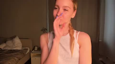 Snapshot of meganhenns chatting on July 16, 8:20 am Elly online show from July 16, 8:20 am