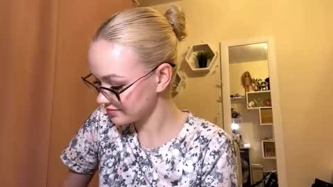 Mia online show from March 27, 6:18 pm