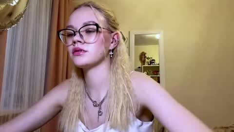 Mia online show from April 14, 3:18 pm