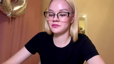 Mia online show from April 17, 3:15 pm