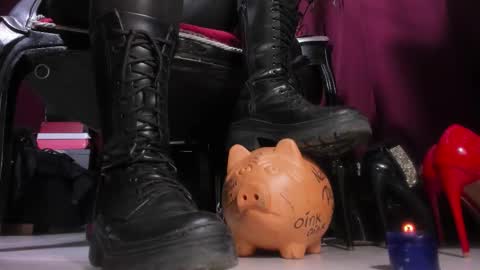 Snapshot of megoddessara chatting on February 13, 2:07 am Goddess Sara online show from February 13, 2:07 am