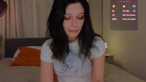 Snapshot of melan1e_ chatting on December 4, 6:06 pm mel online show from December 4, 6:06 pm
