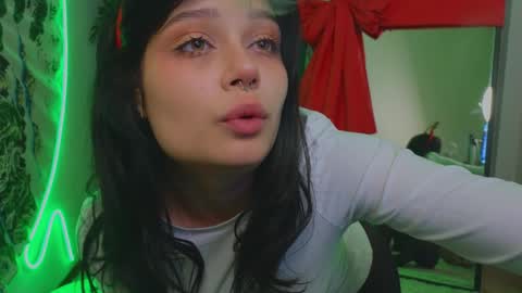 Snapshot of melan1e_ chatting on December 25, 12:05 am mel online show from December 25, 12:05 am