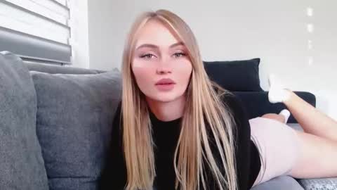 Snapshot of melani_a chatting on October 2, 2:13 pm Melania online show from October 2, 2:13 pm