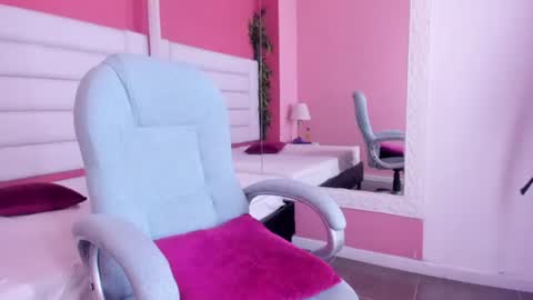 Snapshot of melani_toro chatting on June 11, 12:32 am melani_toro online show from June 11, 12:32 am