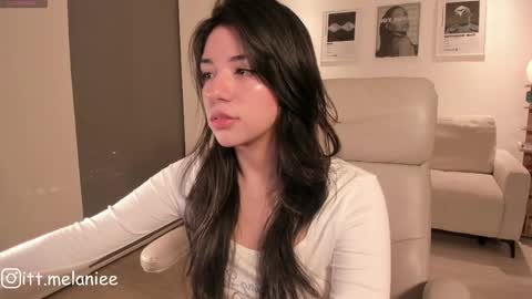 Snapshot of melanie_owo chatting on May 24, 2:05 am Melanie online show from May 24, 2:05 am