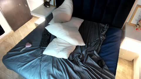 Snapshot of melanie_roux_ chatting on April 2, 1:47 am Melanie roux online show from April 2, 1:47 am