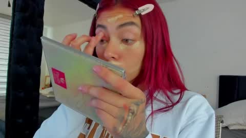 Snapshot of melanie_roux_ chatting on April 14, 12:44 pm Melanie roux online show from April 14, 12:44 pm