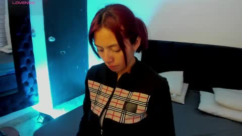 Snapshot of melanie_roux_ chatting on May 4, 12:34 pm Melanie roux online show from May 4, 12:34 pm