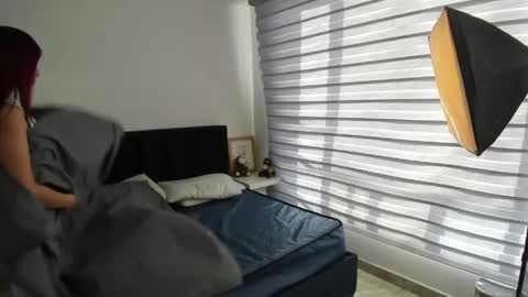 Snapshot of melanie_roux_ chatting on May 28, 12:24 pm Melanie roux online show from May 28, 12:24 pm
