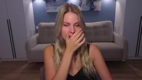 Melanie Bennett online show from August 3, 9:15 am