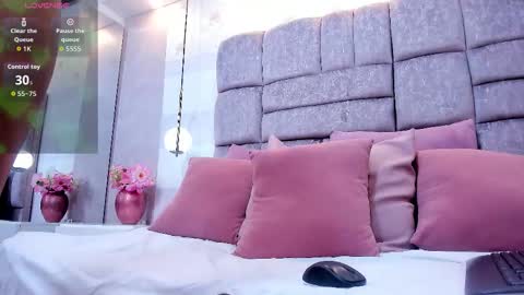 Snapshot of melaniee_joness chatting on February 12, 5:19 pm melaniee_joness online show from February 12, 5:19 pm