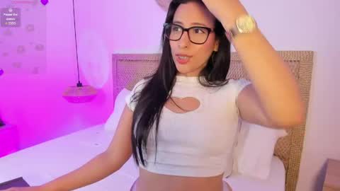 Snapshot of melaniejeann_ chatting on May 15, 2:40 am melaniejeann_ online show from May 15, 2:40 am