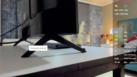 Snapshot of melanierioss_ chatting on April 30, 1:17 pm online show from April 30, 1:17 pm