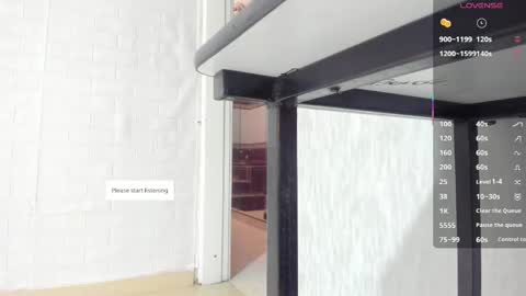 Snapshot of melanierioss_ chatting on May 12, 1:08 pm online show from May 12, 1:08 pm