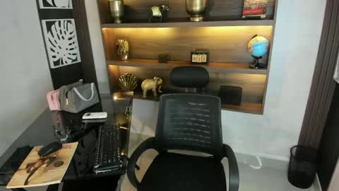 Melanie Roux online show from April 10, 7:40 pm