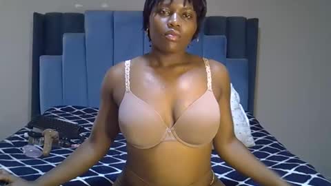 Snapshot of melanin_moon chatting on April 24, 12:51 pm Moon online show from April 24, 12:51 pm