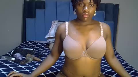 Snapshot of melanin_moon chatting on May 2, 12:04 am Moon online show from May 2, 12:04 am