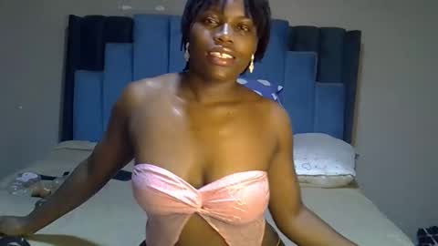 Snapshot of melanin_moon chatting on May 5, 11:24 pm Moon online show from May 5, 11:24 pm