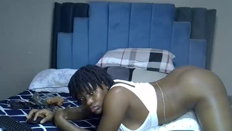 Snapshot of melanin_moon chatting on May 10, 12:27 am Moon online show from May 10, 12:27 am