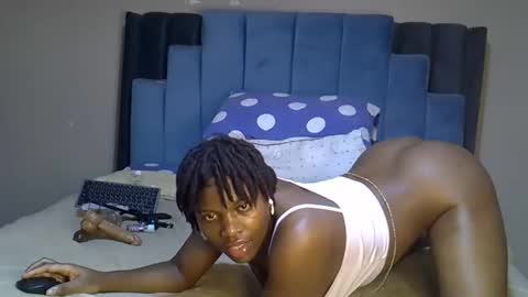 Snapshot of melanin_moon chatting on May 14, 11:22 pm Moon online show from May 14, 11:22 pm