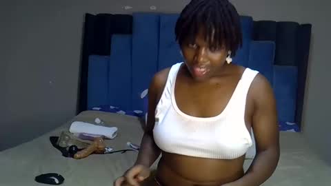 Snapshot of melanin_moon chatting on May 15, 11:56 pm Moon online show from May 15, 11:56 pm