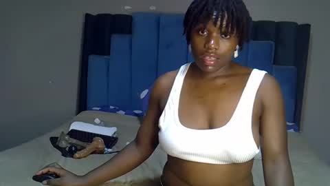 Snapshot of melanin_moon chatting on May 16, 12:29 am Moon online show from May 16, 12:29 am