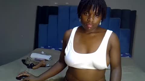 Snapshot of melanin_moon chatting on May 16, 12:40 am Moon online show from May 16, 12:40 am