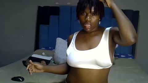 Snapshot of melanin_moon chatting on May 16, 12:51 am Moon online show from May 16, 12:51 am