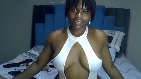 Snapshot of melanin_moon chatting on May 18, 8:47 pm Moon online show from May 18, 8:47 pm