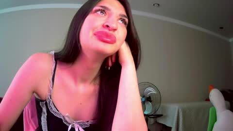 Snapshot of melena_caramel chatting on May 19, 3:24 am melena_caramel online show from May 19, 3:24 am