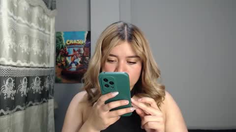 Snapshot of meliinna_xxx chatting on November 28, 2:25 am meliinna_xxx online show from November 28, 2:25 am