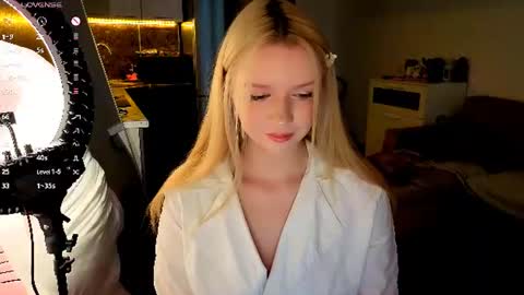 Snapshot of meliss_ss chatting on July 15, 6:13 pm Mel or Lissa 3 Welcome here online show from July 15, 6:13 pm