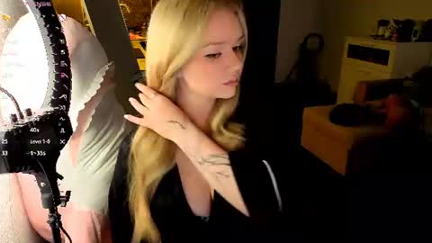 Snapshot of meliss_ss chatting on July 24, 6:50 pm Mel or Lissa 3 Welcome here online show from July 24, 6:50 pm