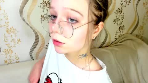 MelMooon online show from November 18, 1:59 pm