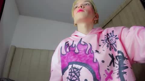Snapshot of melo_twink chatting on October 18, 8:37 am Melo online show from October 18, 8:37 am