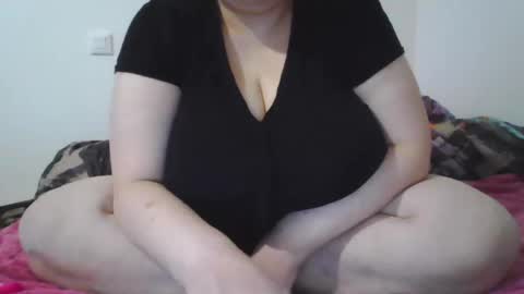 Snapshot of melobigboobs chatting on December 26, 9:47 pm melobigboobs online show from December 26, 9:47 pm