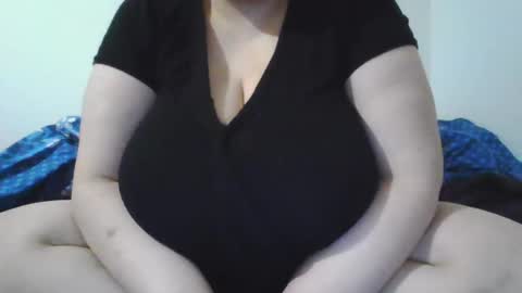 Snapshot of melobigboobs chatting on February 13, 6:05 pm melobigboobs online show from February 13, 6:05 pm