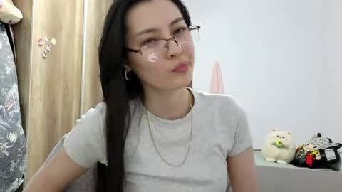 Snapshot of melodeehayden chatting on May 16, 3:22 pm Nika online show from May 16, 3:22 pm