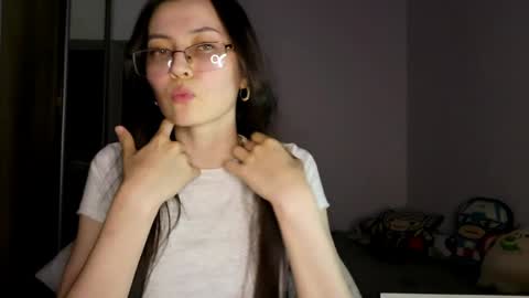 Snapshot of melodeehayden chatting on May 19, 4:24 pm Nika online show from May 19, 4:24 pm
