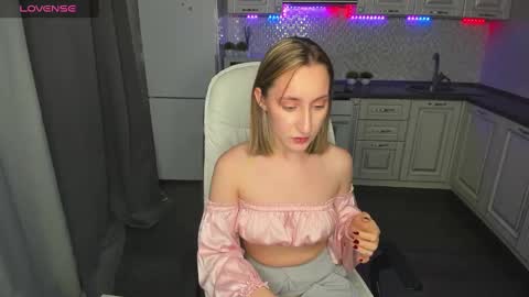 Snapshot of melodyoflovee chatting on December 13, 4:33 am Kaylie online show from December 13, 4:33 am